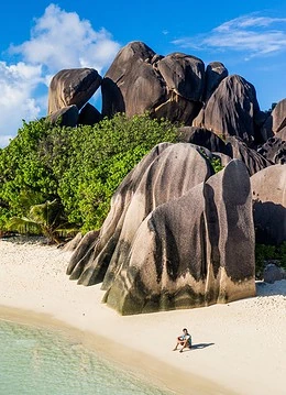 Peisaj panoramic al unei plaje stâncoase din Seychelles