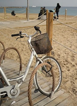 O bicicletă pe plajă