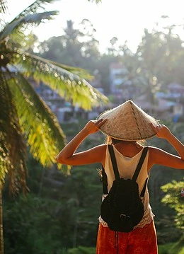 O persoană admirând peisajul din Indonezia