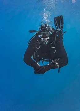 persoană care face scuba diving în apele din Saint Kitts si Nevis 