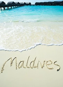 „Maldives” scris în nisip pe o plajă în Maldive