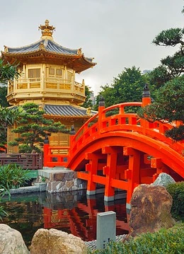 Un templu auriu lângă un pod roșu aprins