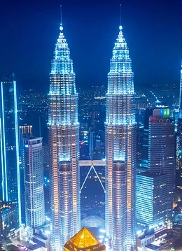 Turnurile Petronas luminate noaptea