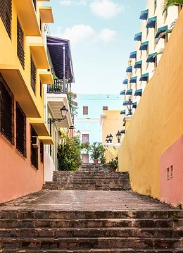 Străzi cu case colorate din Puerto Rico