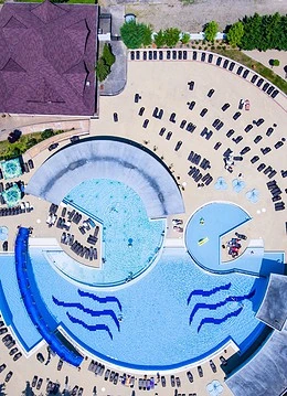 Un resort cu piscină și șezlonguri