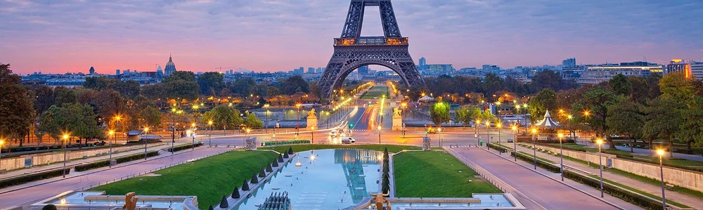 Zona turnului Eiffel pe înserate