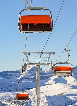 Telecabine într-o zonă muntoasă de ski