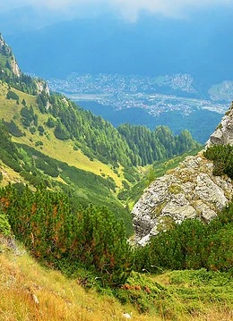 Peisaj panoramic natural de pe un munte
