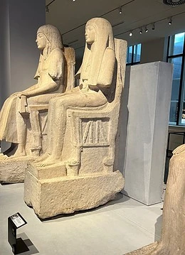 Statui egiptene în muzeu