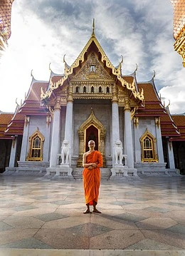 Un călugăr în fața unui templu