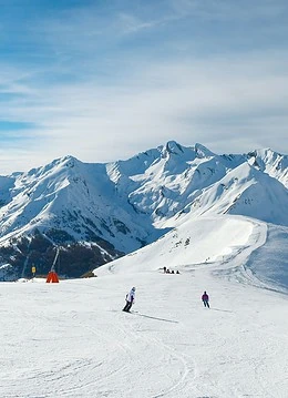 Peisaj montan dintr-o statiune de ski