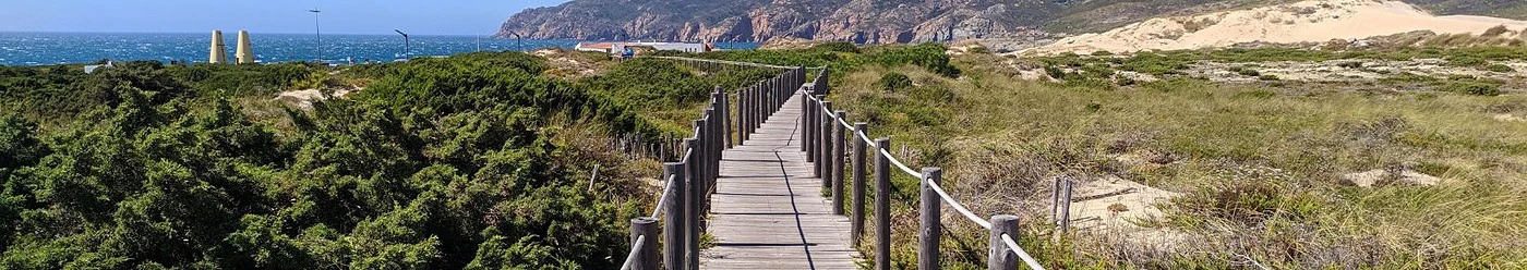 Pod de lemn până la malul mării