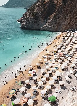 Plajă din Antalya cu apă cristalină și șezlonguri