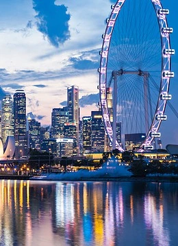 Un oraș din Singapore pe înserate