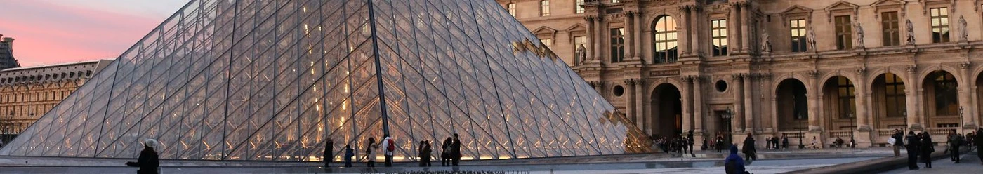 Turiști admirând Muzeul Luvru