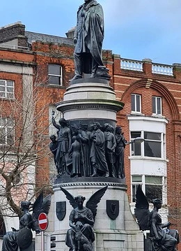 Un monument înconjurat de statui