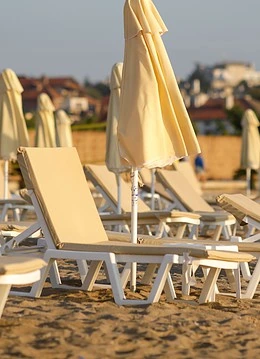 Șezlonguri și umbrele pe plajă
