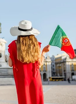 O femeie ținând steagul Portugaliei