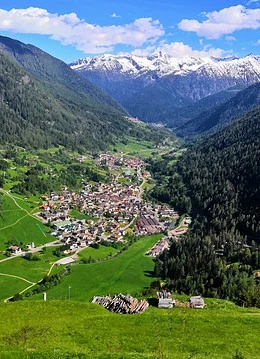 Un sat din Dolomiti văzut de pe munte