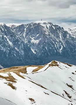 Peisaj panoramic al munților acoperiți cu zăpadă din Predeal