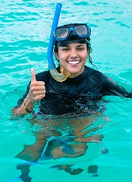 Femeie care face snorkeling