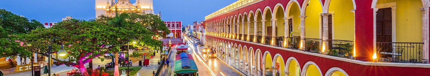 Clădiri colorate pe o stradă din mexic la apus