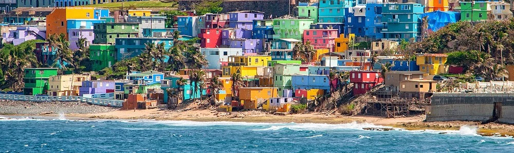 Case colorate, lângă o plajă din Puerto Rico