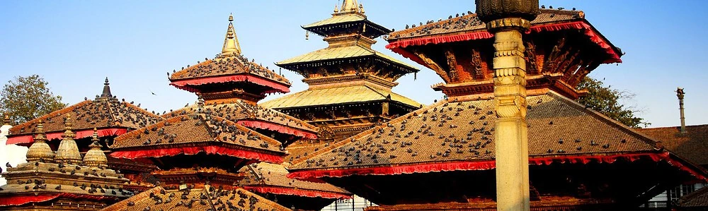 Templu în Nepal, cu porumbei pe acoperiș