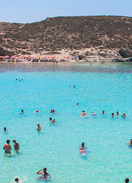 Oameni în apa pe o plajă din Malta