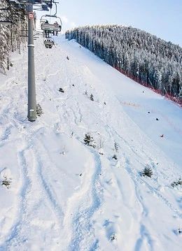 Pârtie de ski cu telecabină