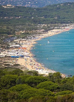O plajă vastă din Saint Tropez