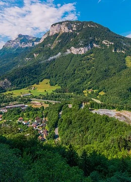 Peisaj panoramic natural al munților vezi din Alpii Francezi