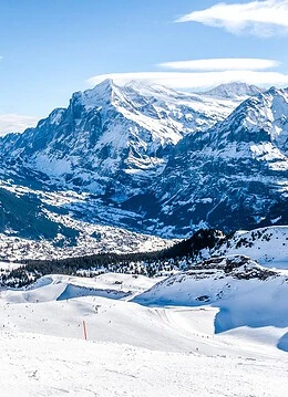 Munții înzăpeziți din Alpii Elvețieni