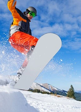 O persoană care practică snowboarding