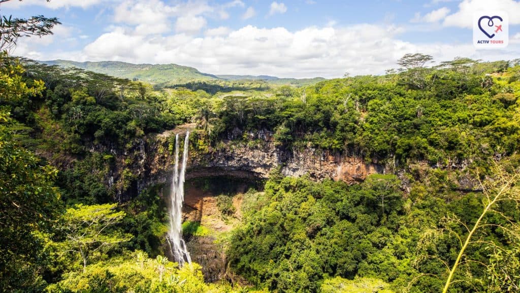 Peisaj panoramic al unei cascade din Black River Gorges