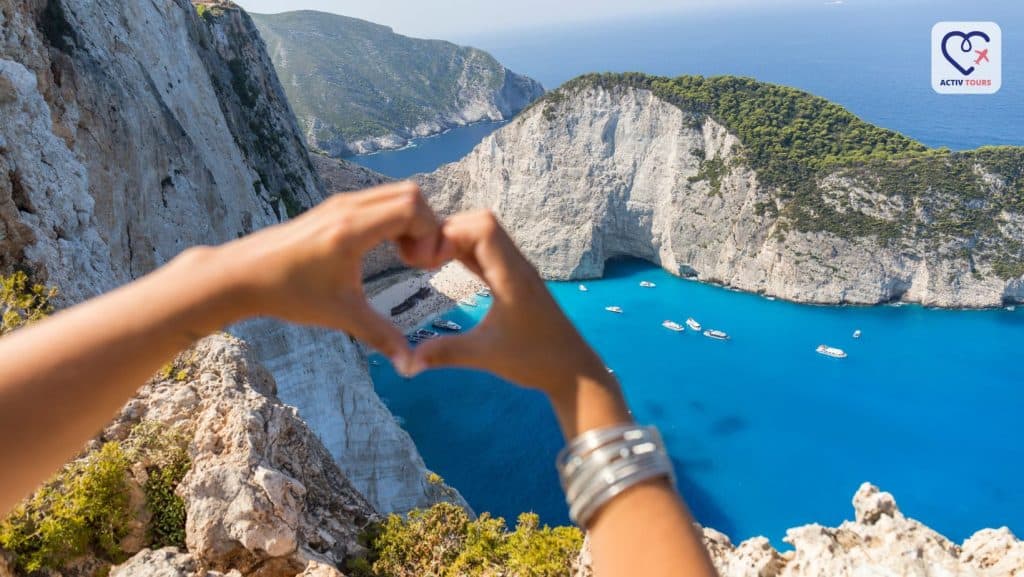 Mâini în forma de inimă deasupra plajei navagio