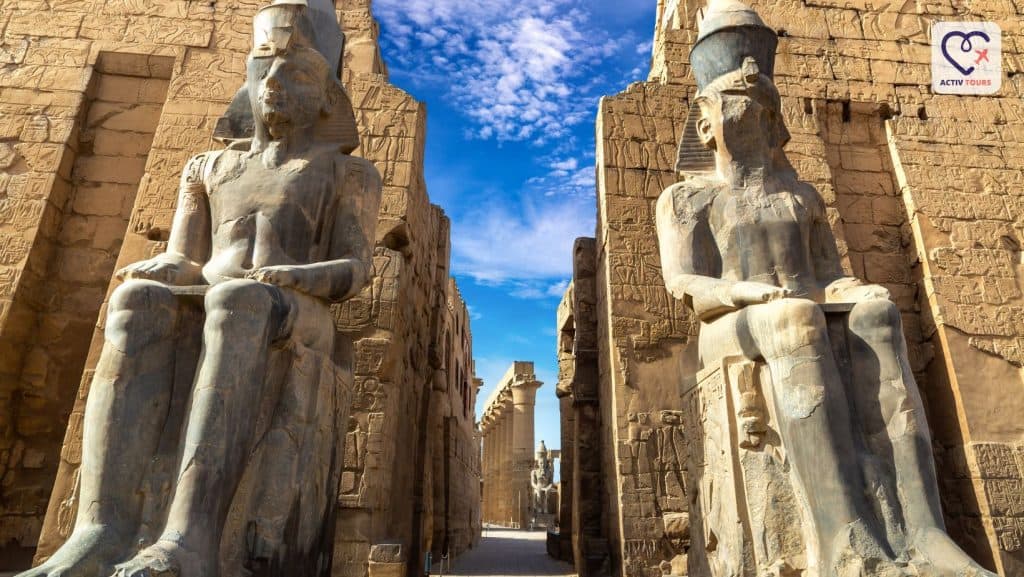 Statui ale faraonilor la intrarea într-un templu din Luxor