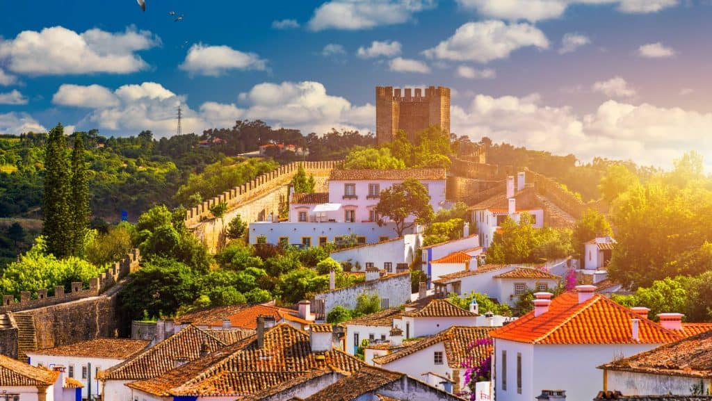 Peisaj panoramic al unui oraș din Portugalia înconjurat de ziduri medievale