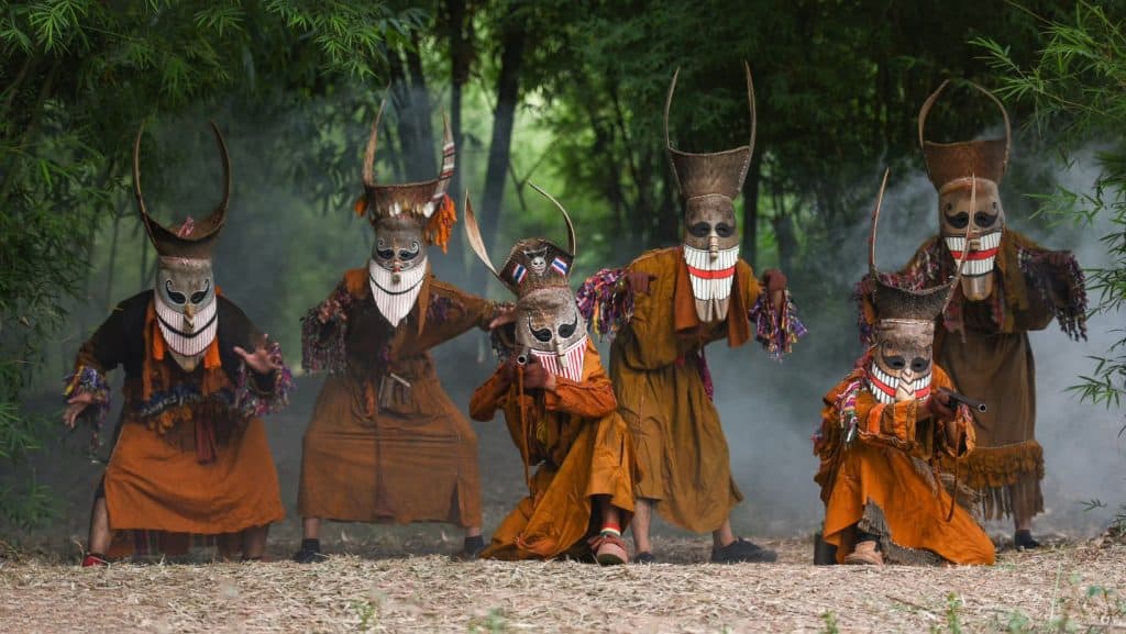 Oameni îmbrăcați în costume de fantome în festivalul Phi Ta Khon