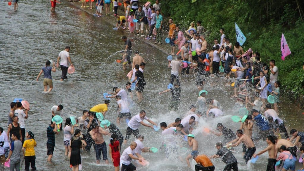 Oameni stropindu-se cu apă în festivalul Songkran