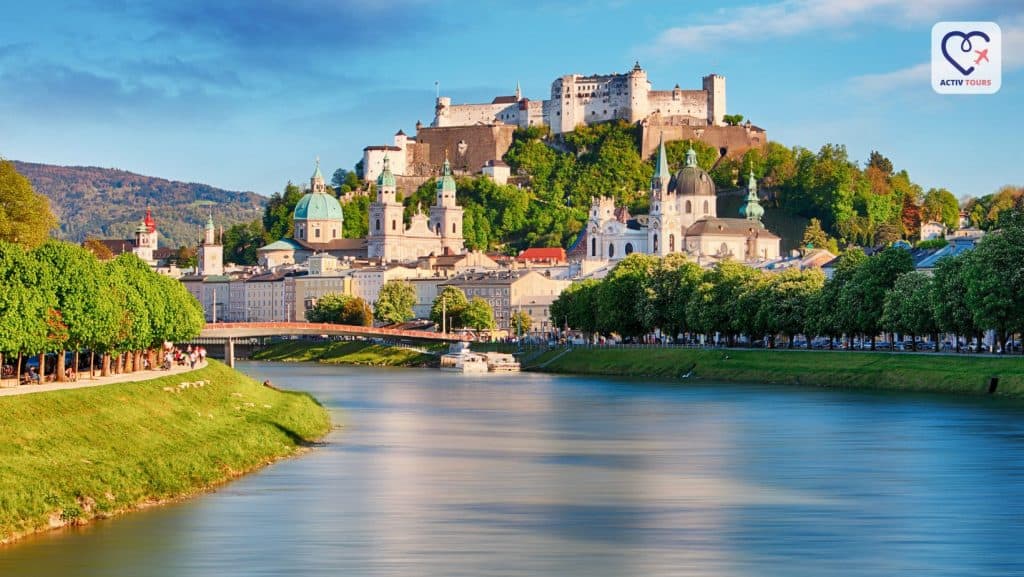 Peisaj panoramic al unui râu lângă orașul Salzburg