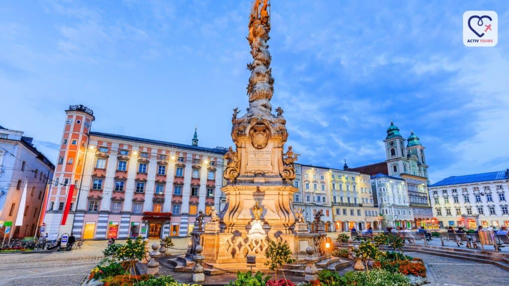 Un monument din centrul orașului Linz