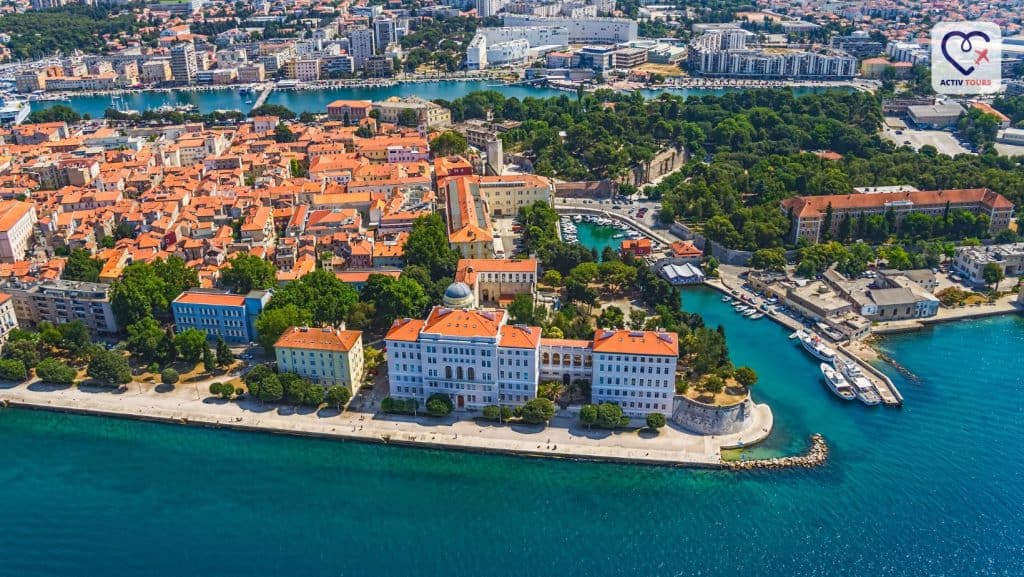 Peisaj panoramic al zonei de coastă din Zadar