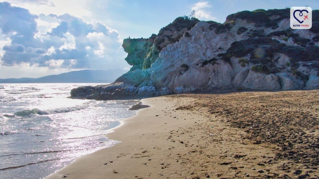 Zonă de coastă cu stânci de pe plaja Kalamaki