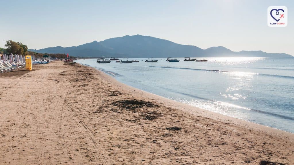 Peisaj vast al zonei de coastă din plaja laganas