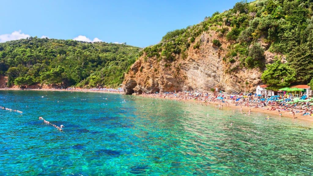 Apă cristalină lângă zona de coastă a plajei Mogren