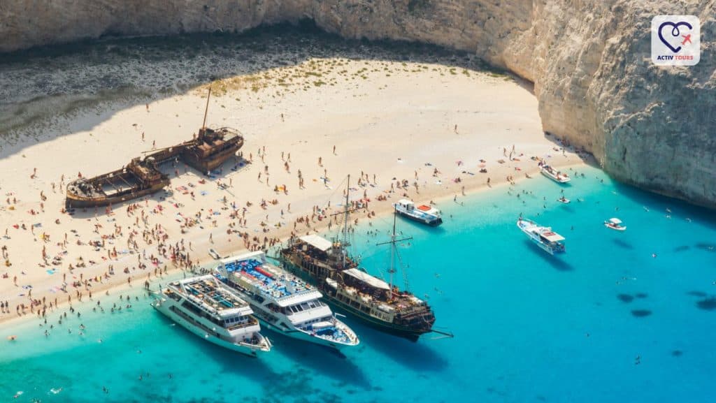 Peisaj panoramic al plajei Navagio din Zakynthos cu nisip alb și apă turcoaz