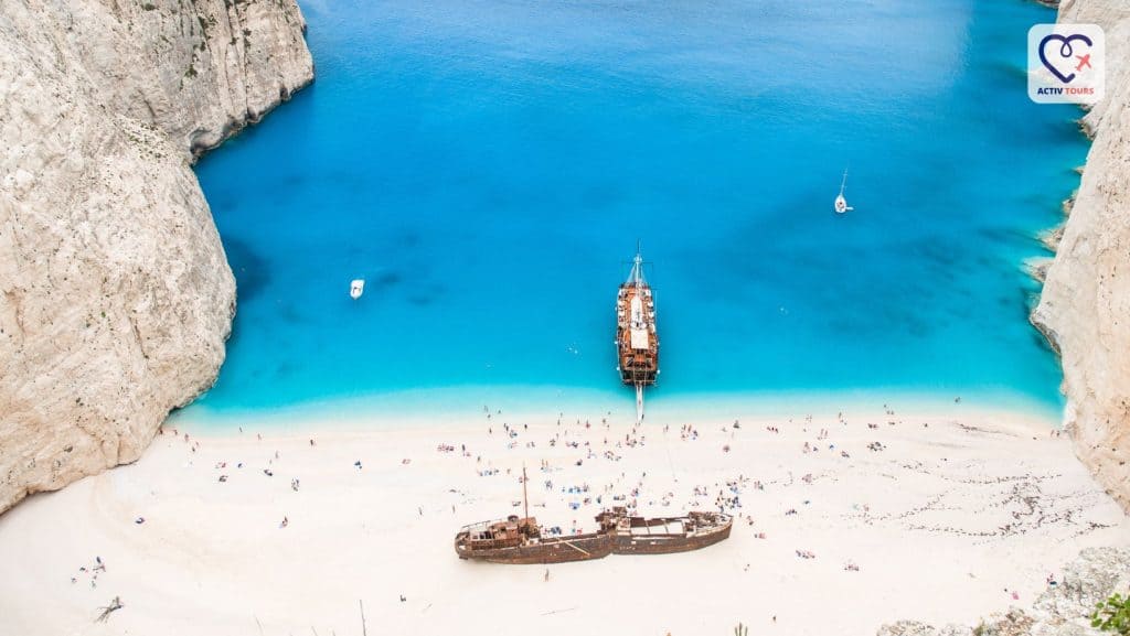 Peisaj panoramic asupra zonei de coastă a plajei navagio situată între stânci