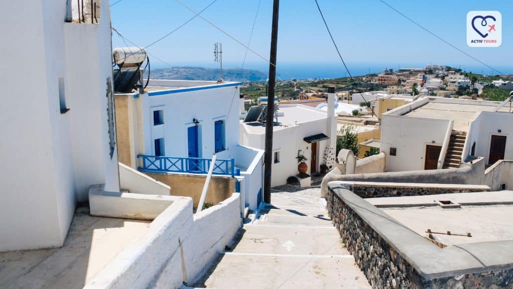 Străzile orașului Pyrgos din Santorini