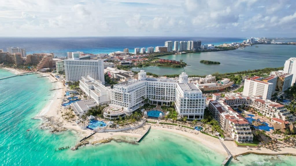 Peisaj panoramic al zonei de coastă din Cancun, Mexic, cu resort-uri in zona de coastă și apă turcoaz